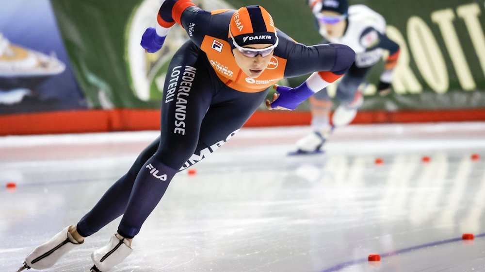 Jutta Leerdam (l) aus den Niederlanden, läuft gegen die Japanerin Rio Yamada. / Foto: Jeff McIntosh/The Canadian Press/dpa