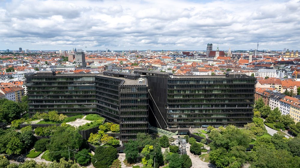 Blick vom großen Turm über die bayerischen Landeshauptstadt München. Das Europäische Patentamt. / Foto: Peter Kneffel/dpa