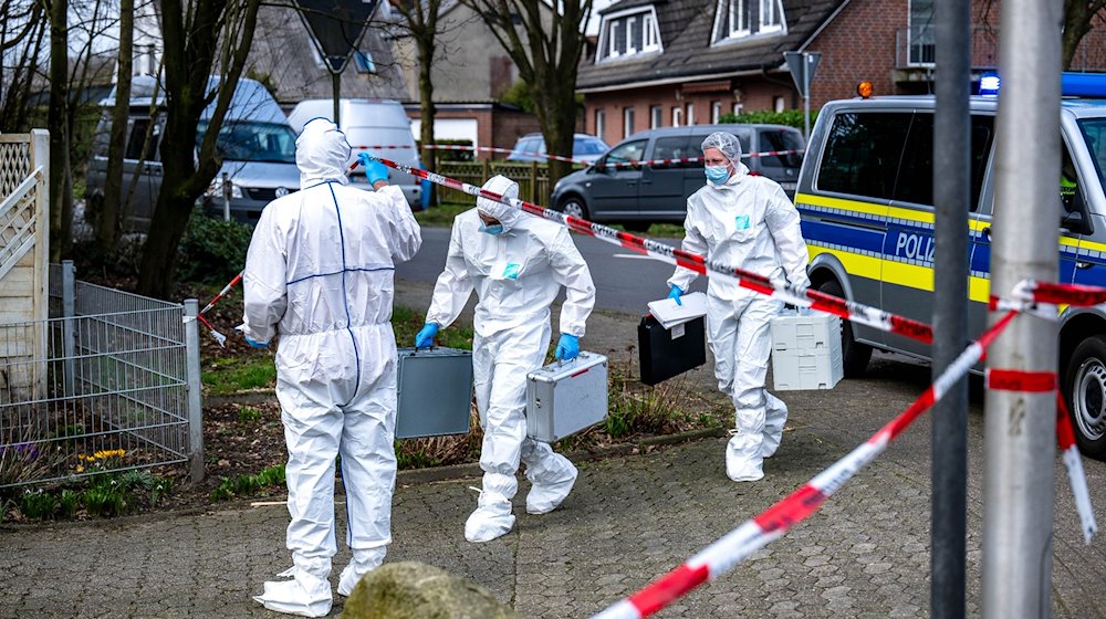 Beamte der Spurensicherung gehen zu einem Einfamilienhaus in der Gemeinde Scheeßel. / Foto: Sina Schuldt/dpa