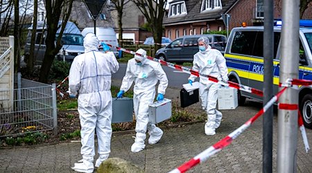 Beamte der Spurensicherung gehen zu einem Einfamilienhaus in der Gemeinde Scheeßel. / Foto: Sina Schuldt/dpa