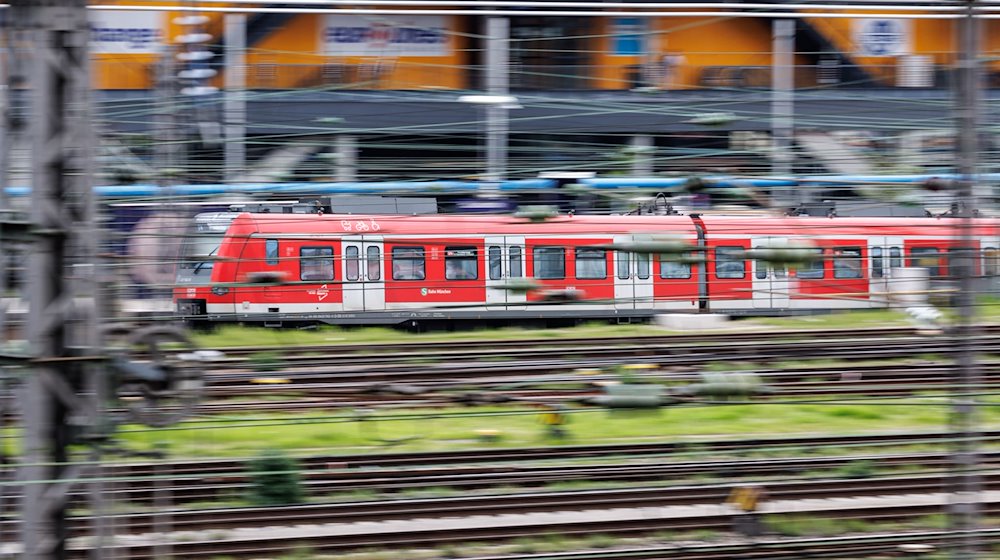 Eine S-Bahn fährt in den Münchner Hauptbahnhof ein. / Foto: Matthias Balk/dpa