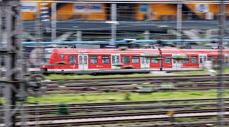 Eine S-Bahn fährt in den Münchner Hauptbahnhof ein. / Foto: Matthias Balk/dpa
