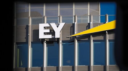 Das Logo des Wirtschaftsprüfungs- und Beratungsunternehmens Ernst & Young (EY) ist an der obersten Etage des Hochhauses im Spreedreieck an der Friedrichstraße angebracht. / Foto: Soeren Stache/dpa-Zentralbild/dpa