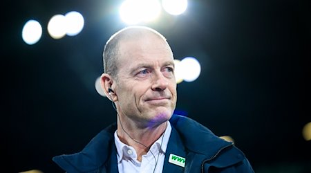 Fußball: Bundesliga, FC Augsburg - SC Freiburg, 23. Spieltag, WWK-Arena. Augsburgs Trainer Jess Thorup steht vor dem Spiel im Stadion. / Foto: Tom Weller/dpa