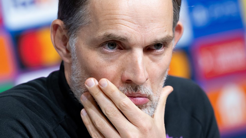 Pressekonferenz FC Bayern München in der Allianz Arena. Trainer Thomas Tuchel von München auf dem Podium. / Foto: Sven Hoppe/dpa