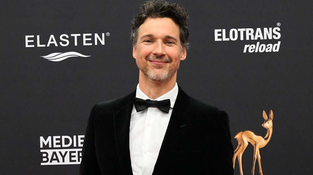 Schauspieler Florian David Fitz steht bei der Bambi-Verleihung im Bavaria-Film-Gelände auf dem roten Teppich. / Foto: Felix Hörhager/dpa/Archivbild