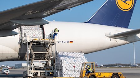 Ein Frachtflugzeug der Lufthansa Cargo wird auf dem Vorfeld vom Flughafen München entladen. / Foto: Matthias Balk/dpa