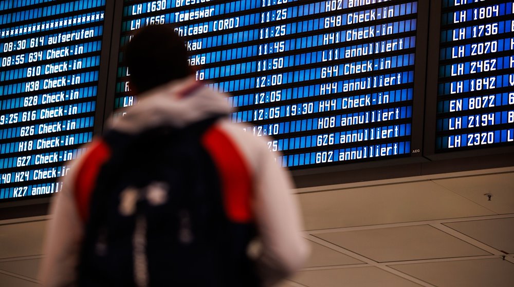 Zahlreiche Flüge sind auf einer Anzeigetafel in einer Abflughalle am Münchner Flughafen als „annulliert“ ausgewiesen. / Foto: Matthias Balk/dpa