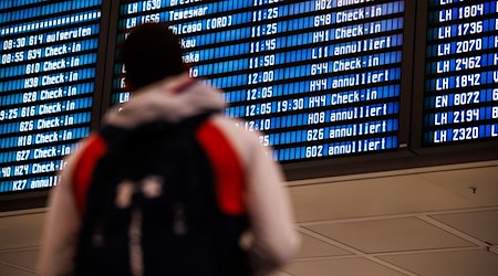 Zahlreiche Flüge sind auf einer Anzeigetafel in einer Abflughalle am Münchner Flughafen als „annulliert“ ausgewiesen. / Foto: Matthias Balk/dpa