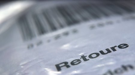 Das Wort «Retoure» steht auf dem Retourenaufkleber eines in Folie verpackten Päckchens, welches an einen Online-Versandhändler zurück geschickt werden soll. / Foto: Karl-Josef Hildenbrand/dpa