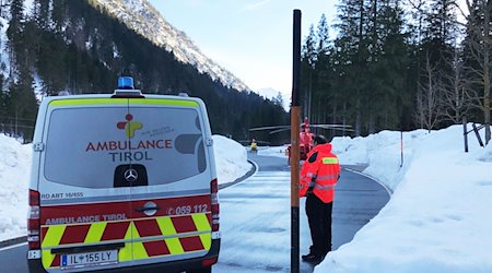 Ein Rettungswagen steht auf einer Straße. / Foto: Zeitungsfoto.At/APA/dpa