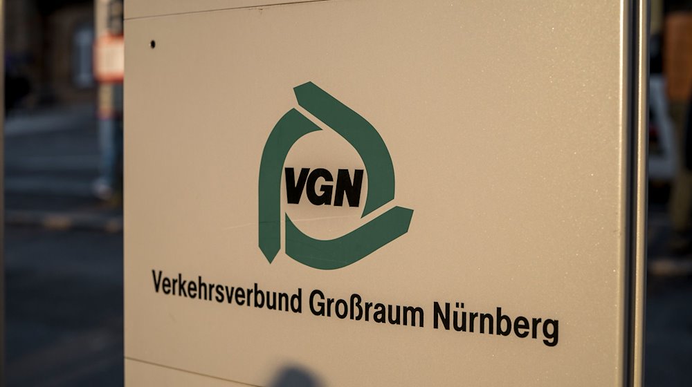 Das Logo des Verkehrsverbunds Großraum Nürnberg (VGN) ist am Bahnhof zu sehen. / Foto: Daniel Vogl/dpa