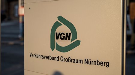 Das Logo des Verkehrsverbunds Großraum Nürnberg (VGN) ist am Bahnhof zu sehen. / Foto: Daniel Vogl/dpa