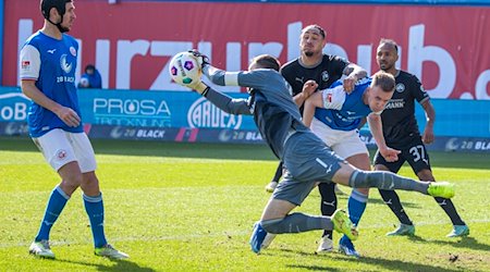 Rostocks Torhüter Markus Kolke hält einen Ball. / Foto: Jens Büttner/dpa