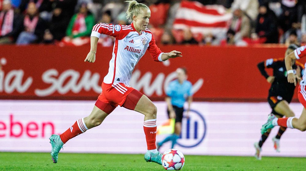Lea Schüller vom FC Bayern München spielt den Ball. / Foto: Matthias Balk/dpa
