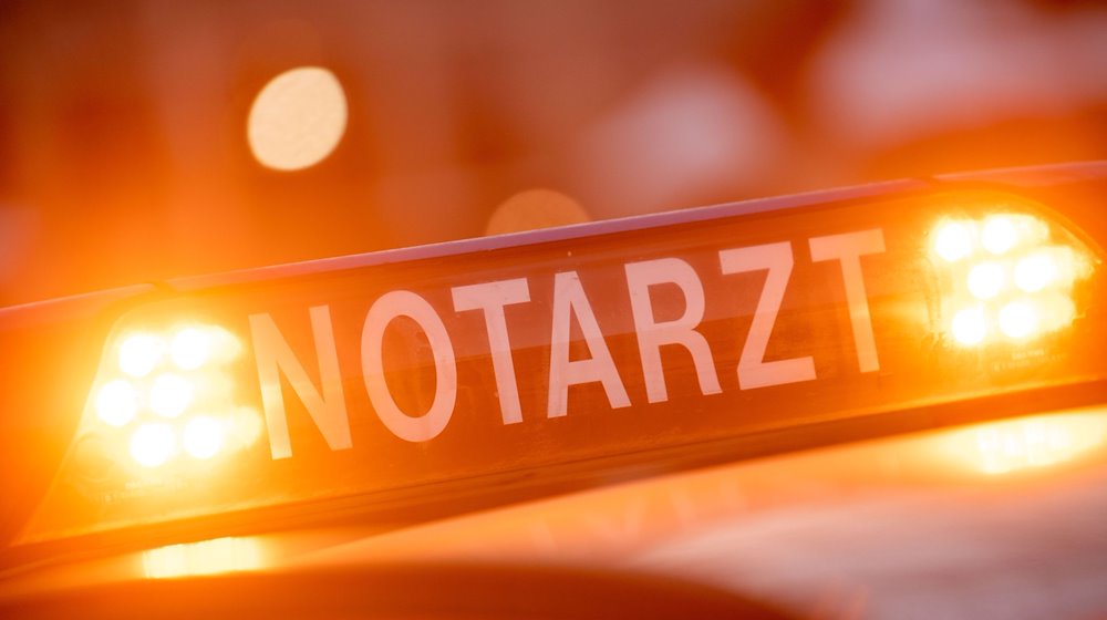 Ein Dachschild mit der Aufschrift "Notarzt" steht auf einem Einsatzwagen eines Notarztes. / Foto: Lino Mirgeler/dpa/Symbolbild