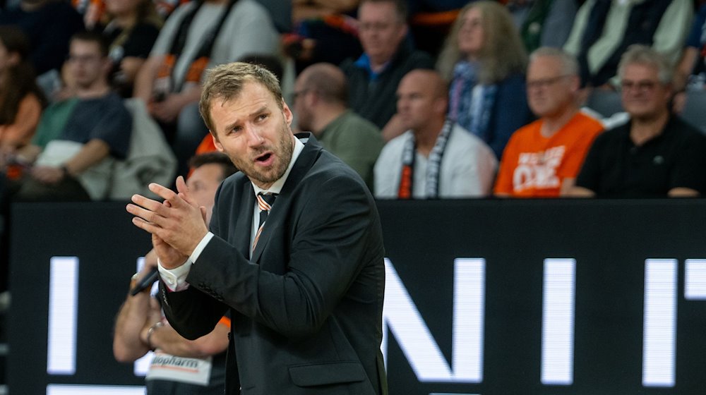 Ulms Trainer Anton Gavel applaudiert. Gavel wechselt nach Bamberg. / Foto: Stefan Puchner/dpa