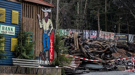 Trümmer liegen nach einem Großbrand auf dem Gelände der Westernstadt «Pullman City». / Foto: Armin Weigel/dpa