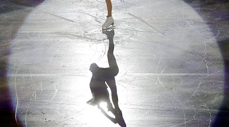 Eine Eiskunstläuferin nimmt an den Weltmeisterschaften teil. / Foto: Luca Bruno/AP/dpa/Symbolbild