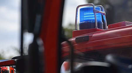 Ein Blaulicht leuchtet auf dem Dach eines Einsatzfahrzeugs der Feuerwehr. / Foto: Robert Michael/dpa-Zentralbild/ZB/Symbolbild