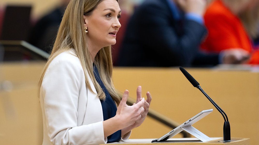 Judith Gerlach (CSU), Gesundheitsministerin von Bayern, spricht im bayerischen Landtag während einer Plenarsitzung. / Foto: Sven Hoppe/dpa