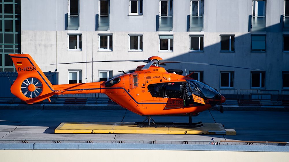 Ein Rettungshubschrauber steht am Klinikum Traunstein. / Foto: Sven Hoppe/dpa