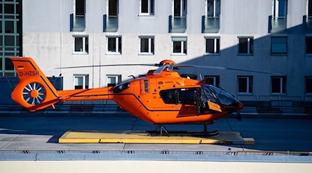 Ein Rettungshubschrauber steht am Klinikum Traunstein. / Foto: Sven Hoppe/dpa