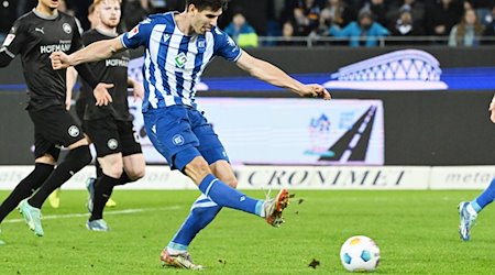 Der Karlsruher Igor Matanovic erzielt den Treffer zum 2:0. / Foto: Uli Deck/dpa