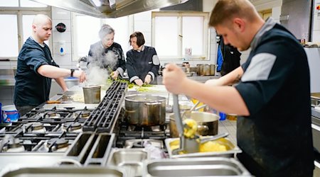 Mitarbeiter in der Küche einer Gaststätte. / Foto: Uwe Anspach/dpa/Symbolbild