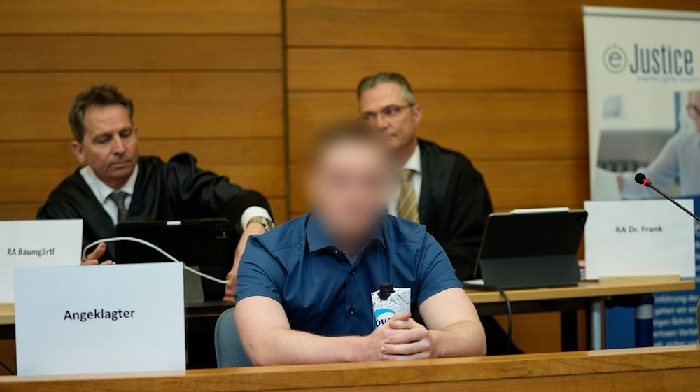 Der Angeklagte im Prozess um die getötete Studentin Hanna auf der Bank im Landgericht Traunstein. / Foto: Uwe Lein/dpa