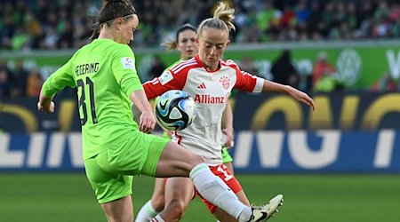 Wolfsburgs Marina Hegering (l) und Münchens Lea Schüller kämpfen um den Ball. / Foto: Swen Pförtner/dpa