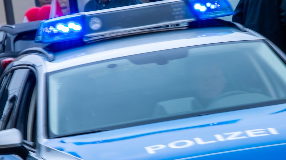 Ein Streifenwagen der Polizei ist mit Blaulicht im Einsatz. / Foto: Jens Büttner/dpa/Symbolbild