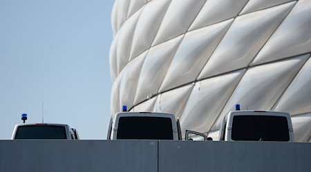 Fahrzeuge der Polizei stehen vor einem Champions-League-Spiel des FC Bayern München an der Allianz Arena in München. / Foto: Andreas Gebert/dpa/Archivbild