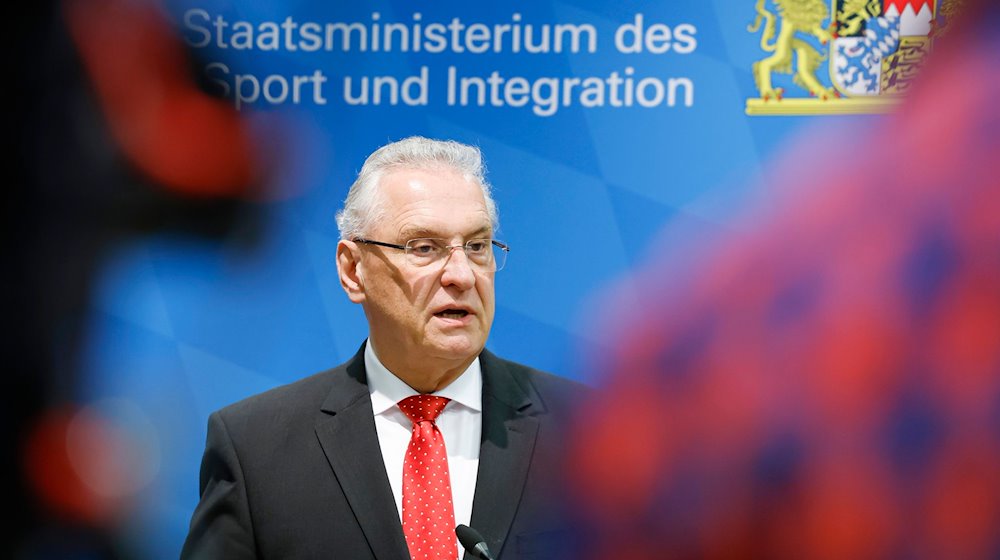 Bayerns Innenminister Joachim Herrmann (r, CSU) spricht in einer Pressekonferenz. / Foto: Daniel Löb/dpa