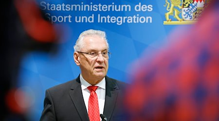 Bayerns Innenminister Joachim Herrmann (r, CSU) spricht in einer Pressekonferenz. / Foto: Daniel Löb/dpa