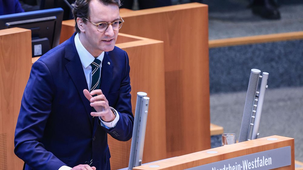 Hendrik Wüst (CDU), Ministerpräsident von Nordrhein-Westfalen, spricht im Landtag zum Jahrestag des russischen Angriffskriegs auf die Ukraine. / Foto: Oliver Berg/dpa