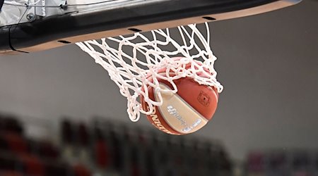 Ein Basketball landet im Korb. / Foto: Thomas Kienzle/dpa/Symbolbild