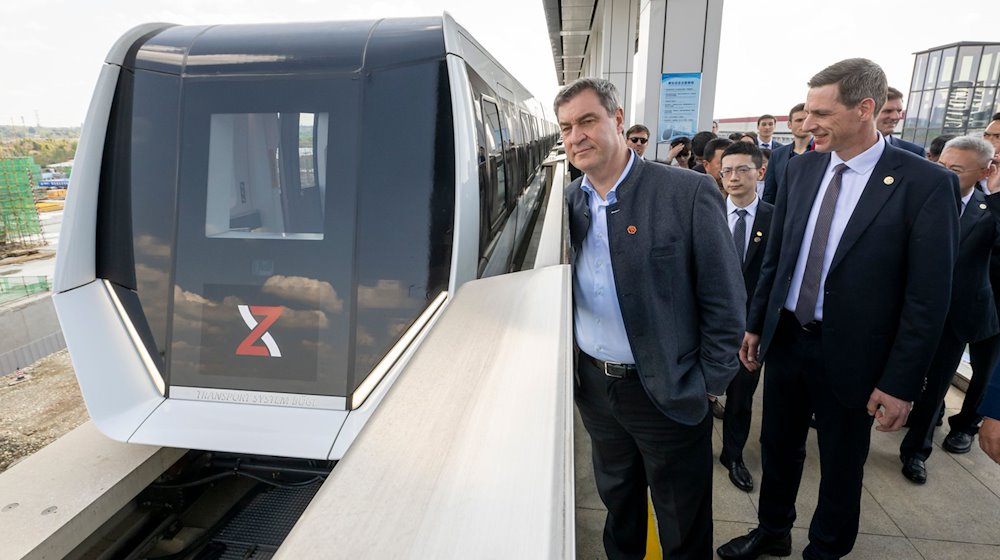 Markus Söder (l, CSU), Ministerpräsident von Bayern, besucht die Xinzhuluqiao Machinery Ltd. in Chengdu. / Foto: Peter Kneffel/dpa