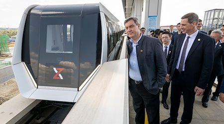 Markus Söder (l, CSU), Ministerpräsident von Bayern, besucht die Xinzhuluqiao Machinery Ltd. in Chengdu. / Foto: Peter Kneffel/dpa