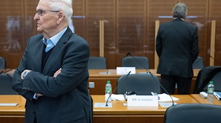Theo Zwanziger (l) und Wolfgang Niersbach stehen im im Landgericht in Frankfurt. / Foto: Boris Roessler/dpa Pool/dpa