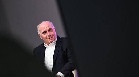 Der Ehrenpräsident des FC Bayern Uli Hoeneß verfolgt die Eröffnung einer Sonderausstellung anlässlich des 80.Geburtstags des ehemaligen Torwarts Sepp Maier im FC Bayern Museum in der Allianz Arena. / Foto: Angelika Warmuth/dpa