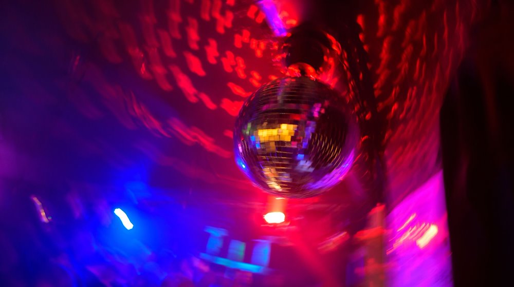 Eine Disco-Kugel dreht sich in einem Club im Hamburger Schanzenviertel. / Foto: Jonas Walzberg/dpa