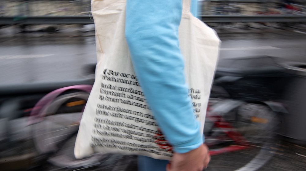 Ein Mann mit einer Einkaufstüte des Münchner Buchhändlers Hugendubel. / Foto: Sven Hoppe/dpa/Archivbild