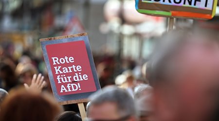 "Rote Karte für die AfD"" ist auf einem Plakat bei einer Demonstration gegen rechts in der Innenstadt zu lesen. / Foto: Karl-Josef Hildenbrand/dpa