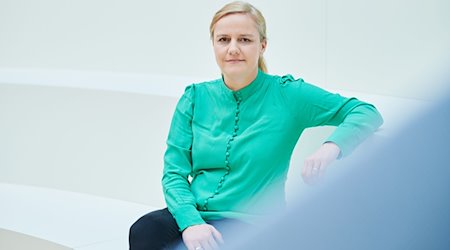 Katharina Frömsdorf, Geschäftsführerin von Joyn, sitzt nach einem Interview im Newsroom der dpa. / Foto: Annette Riedl/dpa