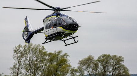 Ein Hubschrauber vom Typ Airbus H145 in den Farben der bayerischen Polizei fliegt am Werksflugplatz von Airbus Helicopters. / Foto: Stefan Puchner/dpa