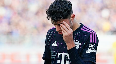 Münchens Aleksandar Pavlovic geht verletzt vom Spielfeld. / Foto: Uwe Anspach/dpa