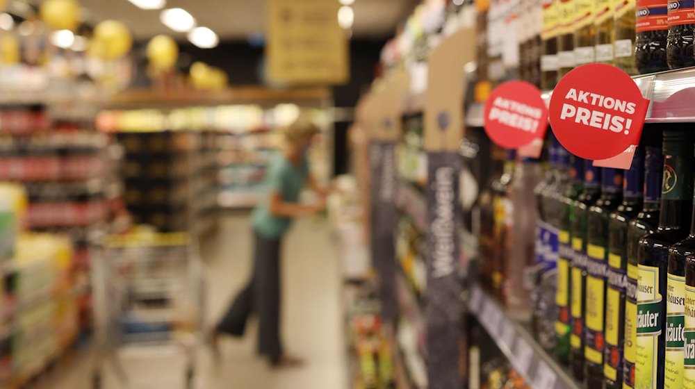 In den Regalen eines Discounters sind Plakate mit der Aufschrift «Aktion Preis!» zu sehen. / Foto: Danny Gohlke/dpa