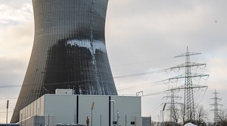 Auf dem Gelände des früheren Kernkraftwerks steht vor dem Kühlturm des Blocks C eine Halle, in der Atommüll gelagert ist. / Foto: Stefan Puchner/dpa