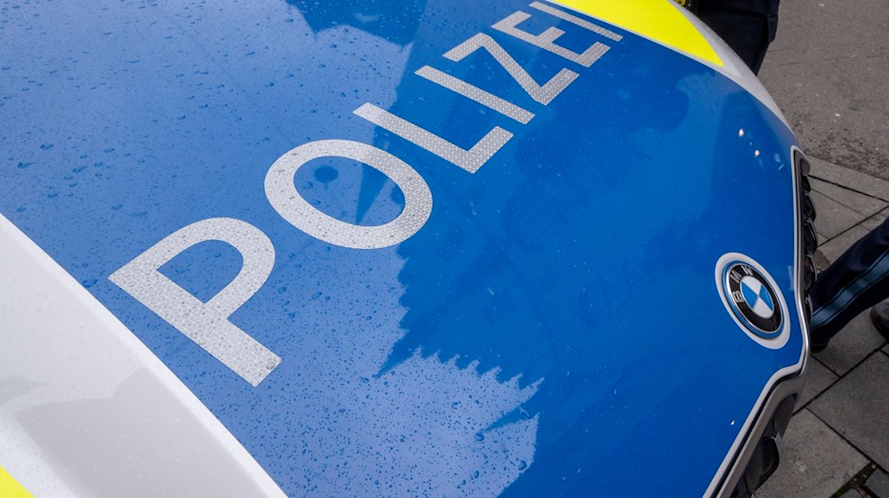 Ein Polizeiwagen steht in der Innenstadt. / Foto: Peter Kneffel/dpa